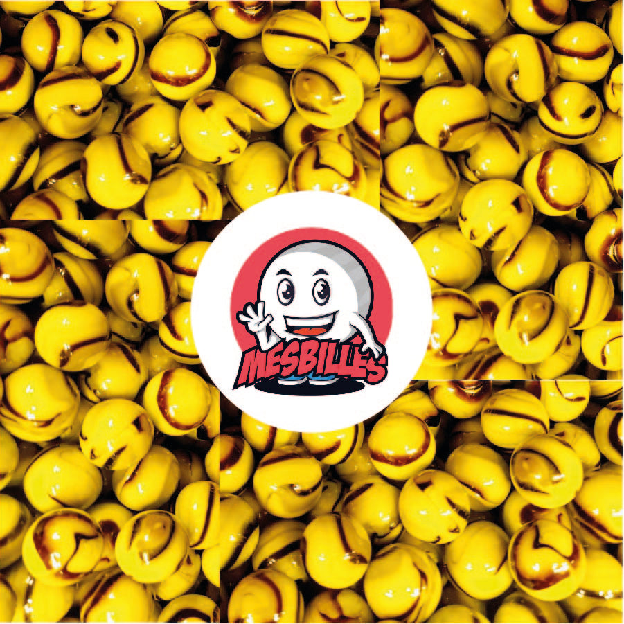 Imagen de la mascota MisCanicas rodeada de canicas Abeja opacas de color amarillo con rayas marrones de 14 mm