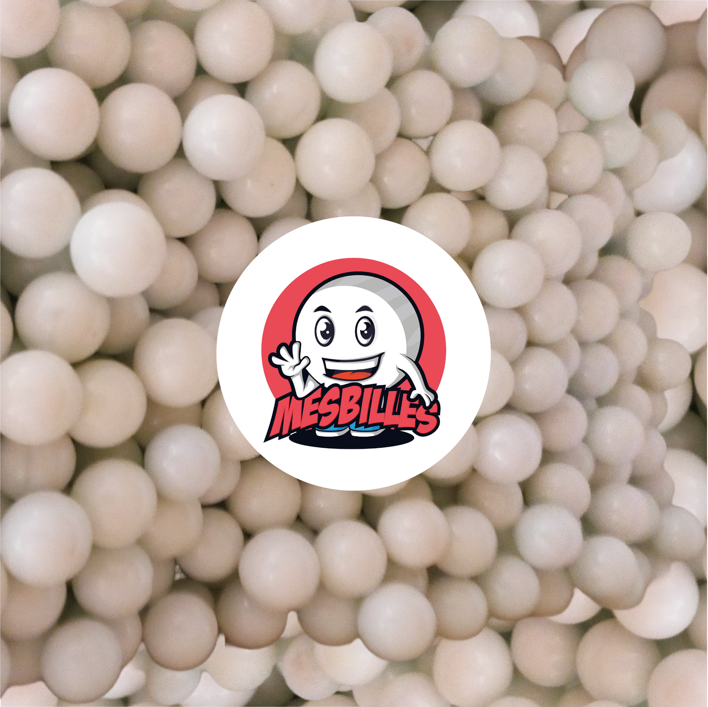 Descubra la sofisticación con nuestra canica Blanc Perle de 25 mm. Una canica de porcelana con forma de casquete y una belleza sin igual, como una perla preciosa en el mar de los juegos.