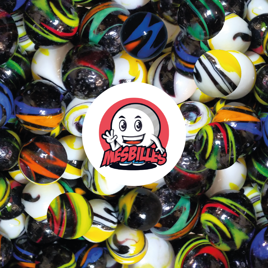 Canicas grandes Collector Kim'Play <span style="color: #e94955; font-weight: bold;"> Diabolic</span>, de cristal <strong>opaco negro</strong> de 25 mm, con rayas <strong>verdes</strong>.