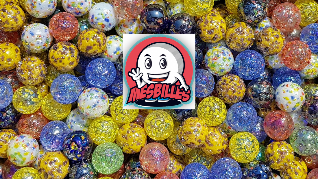 Primer plano de canicas multicolores con efecto craquelado, procedentes de pedidos de clientes.