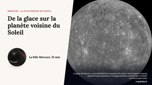 À gauche, sur fond crème, le titre et une bille de verre noire mate, veinée de rouille et d'un trait blanc, légendée « La bille Mercure, 25 mm » ; à droite, le globe gris de Mercure criblé de cratères, photographié par la sonde MESSENGER.