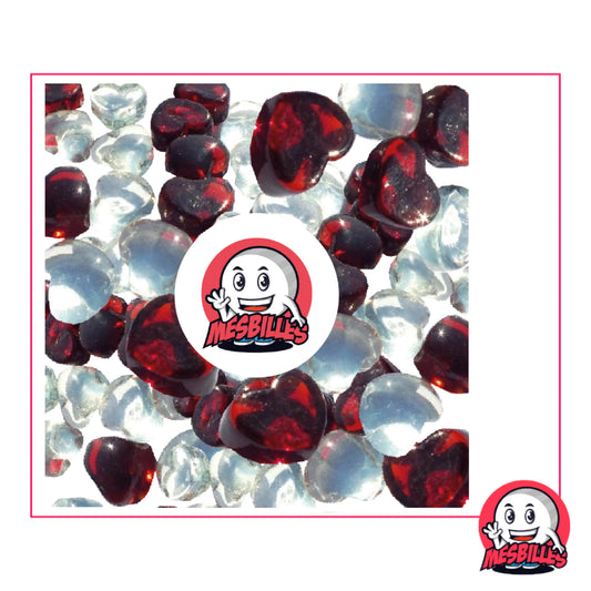 Billes plates en forme de cœur en verre cristal incolore et rouge grenat translucide, mêlées en vrac et vues de dessus