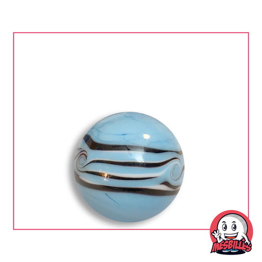 Bille Art Hawaï Bleu Clair en verre bleu ciel opaque veiné, vague bleu ciel cernée de filets noirs et de liserés blancs, volutes aux deux extrémités, vue de dessus, 22 mm de diamètre