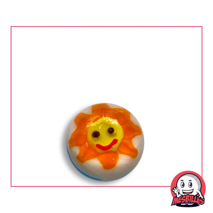 Bille Art Solstice 16 mm en verre, soleil jaune souriant aux rayons orange sur fond blanc laiteux, vue de dessus, 16 mm de diamètre