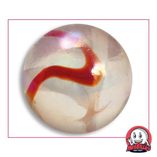 Grande bille Limonade en verre translucide rosé à reflets irisés, ruban rouge ondulé et voiles blancs, vue de dessus, 50 mm de diamètre