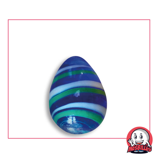 Bille Oeuf Bleu-Intense Rayé Vert et Blanc en verre bleu cobalt translucide enroulé d'une spirale de bandes blanches et vertes, vue de côté, environ 25 mm de haut