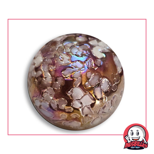 Grande bille Pépite YSES en verre irisé cuivré couvert d'éclats blanc rosé, vue de dessus, 42 mm de diamètre