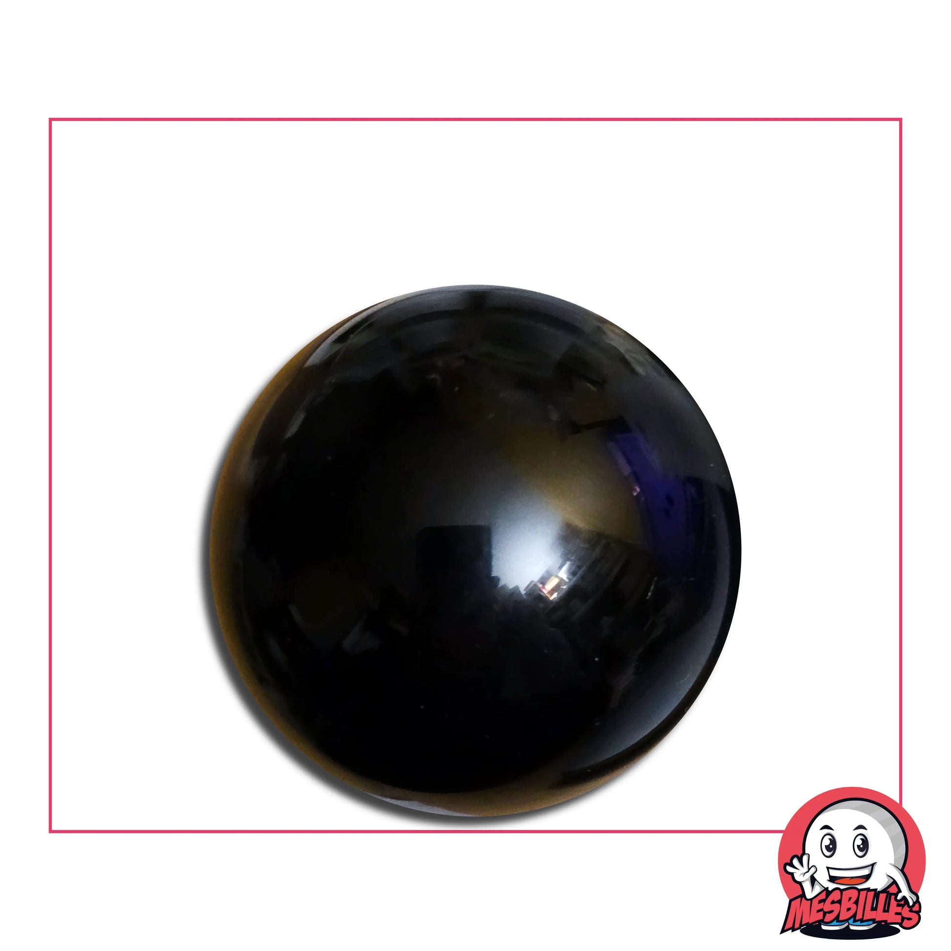 Issue du verre de Bohême, cette bille est aussi noble que fragile : une chute, et elle pourrait se prendre pour un diamant fendu.