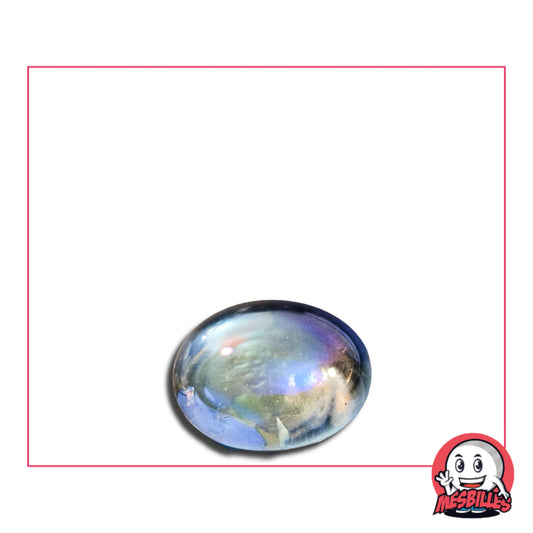 Cette bille est également nommée Bille Galet en Verre Irisée Gris Léger, elle est utilisée pour Jouer, Décorer ou Collectionner.