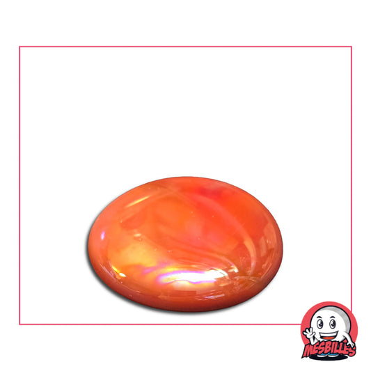 Une grande bille plate, également nommée Bille Galet en Verre, de la famille des Billes Glossys. Cette bille forme est ronde, légèrement ovoïde et mesure environ 3 cm de diamètre