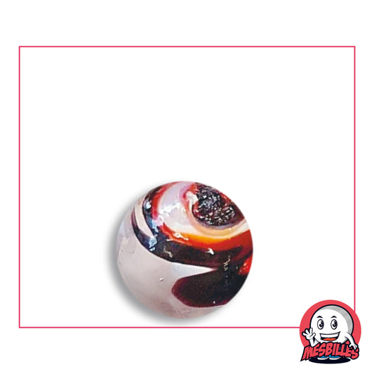 Canica Speedy Negra y Roja 16 mm KimPlay Collector de vidrio con fondo pálido lechoso, espiral roja y naranja, bandas casi negras, vista desde arriba, 16 mm de diámetro
