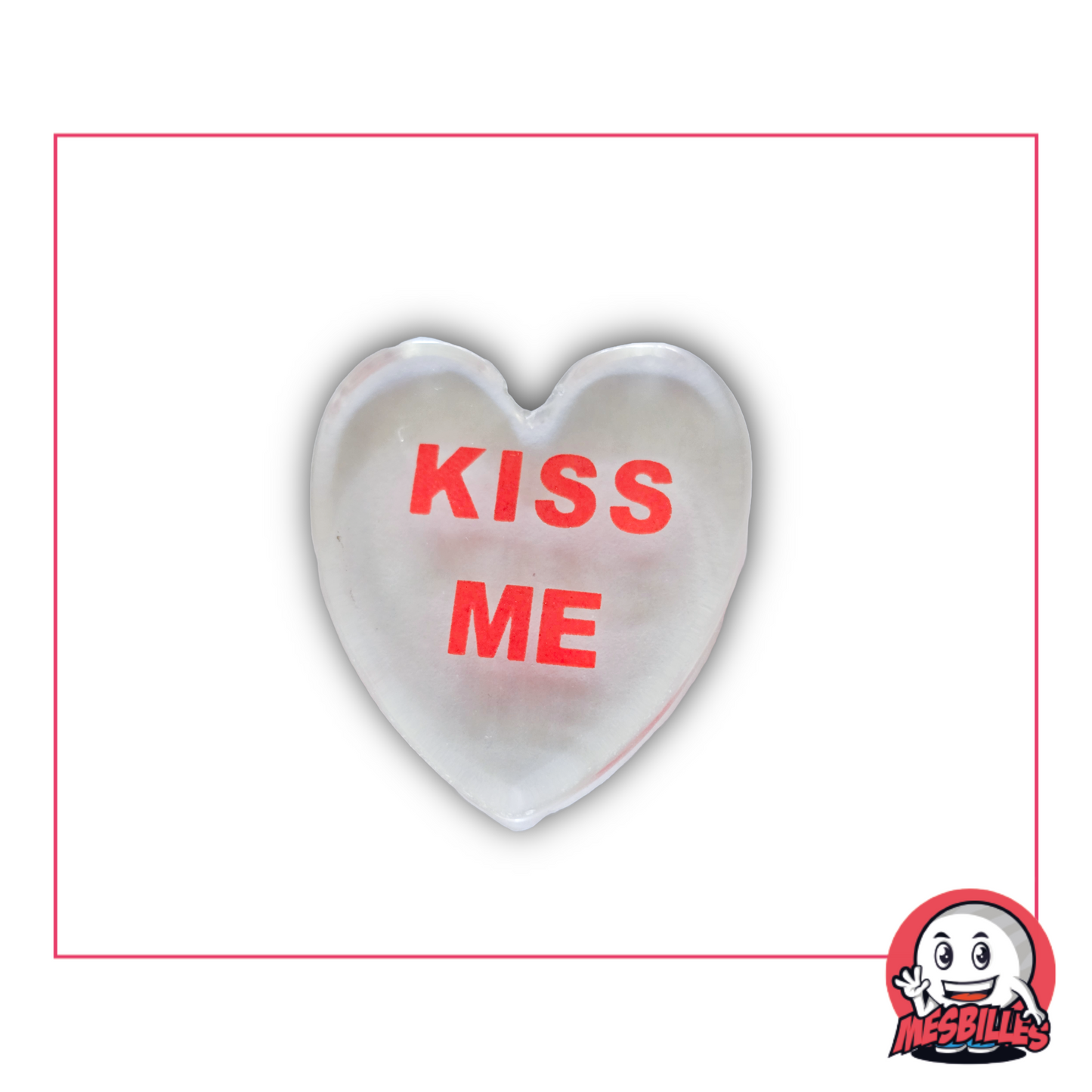 Foto de una canica en forma de corazón plano esmerilado, 3 cm, con el mensaje rojo «KISS ME», vendida por unidad en la tienda MisCanicas.
