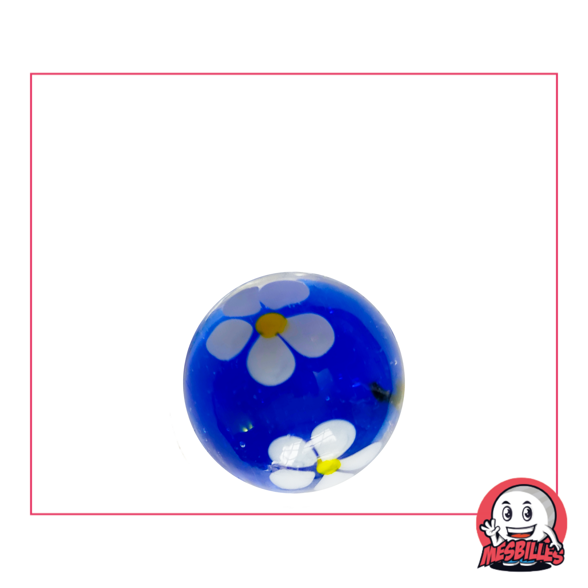 Canica azul de 16 mm con una flor blanca de cinco pétalos y corazón amarillo, suspendida en cristal transparente
