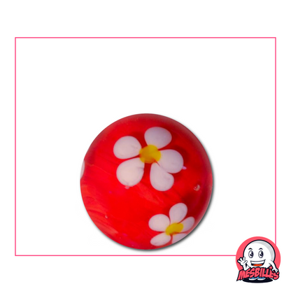 Canica grande roja de 22 mm con una flor blanca de cinco pétalos incrustada en el cristal transparente
