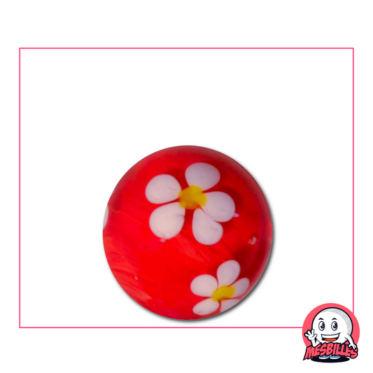 Canica grande roja de 22 mm con una flor blanca de cinco pétalos incrustada en el cristal transparente