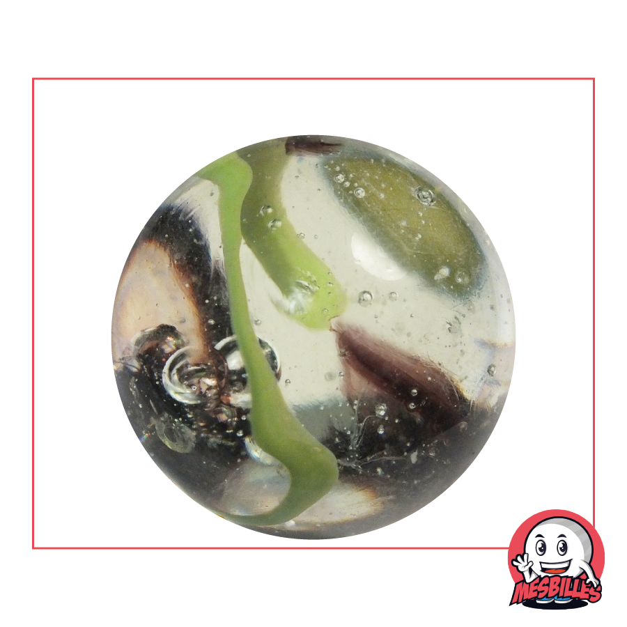 Foto de una canica redonda de 50 mm de cristal transparente, con volutas verdes, negras y marrones en el interior, vendida por unidades en la tienda MisCanicas.