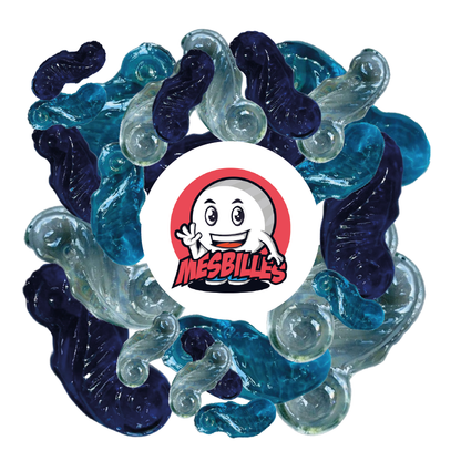 Imagen de la mascota MisCanicas rodeada de canicas Hippocampus de cristal translúcido azul intenso con forma plana, tamaño 30 mm