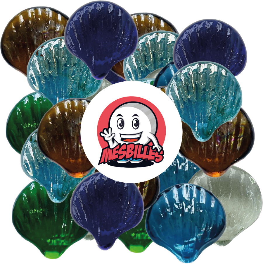 Imagen de la mascota MisCanicas rodeada de canicas Concha Cristal, la gama de canicas Formas en MisCanicas