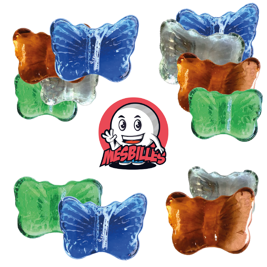 Imagen de la mascota MisCanicas rodeada de canicas Monarca en cristal translúcido verde - La estrella de las canicas con forma - Mesbilles
