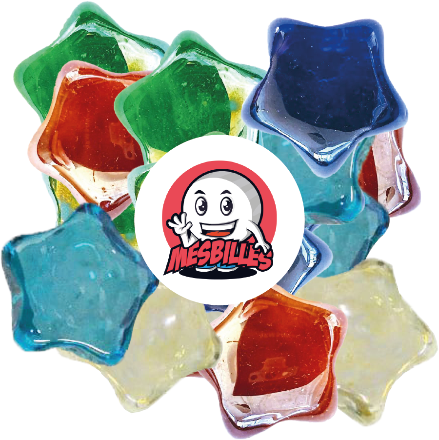 Imagen de la mascota MisCanicas rodeada de canicas Hollywood de cristal translúcido azul claro con forma plana, tamaño 2 cm - MisCanicas