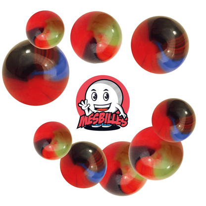 Imagen de la mascota MisCanicas rodeada de canicas Lautrec de vidrio naranja con rayas verdes y marrones de 16 mm