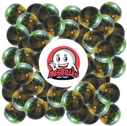 Imagen de la mascota MisCanicas rodeada de canicas Plutón de 25 mm, cristal opaco negro con manchas amarillas