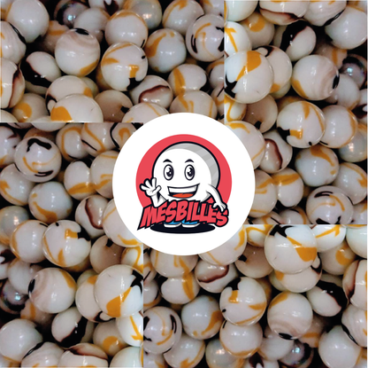 Imagen de la mascota MisCanicas rodeada de canicas tigre amarillo opaco de color blanco con rayas amarillas y marrones de 25 mm