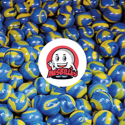 Imagen de la mascota MisCanicas rodeada de canicas Van Gogh de 35 mm de vidrio opaco amarillo con rayas azules