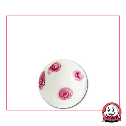 Canica blanca artesanal de vidrio de 16 mm decorada con delicadas flores rosas, que evocan la frágil poesía de los cerezos en flor.