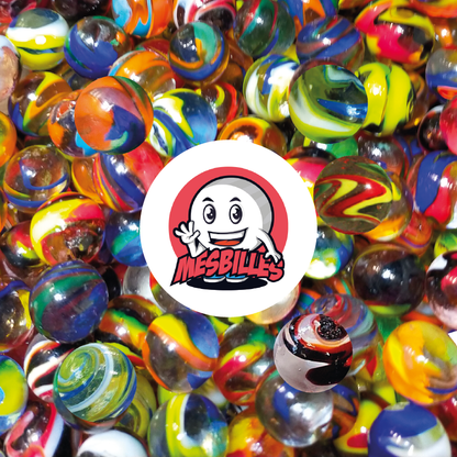 Foto en primer plano de numerosas canicas Speedy multicolores con motivos de cebra, entremezcladas alrededor del logotipo de MesBilles.