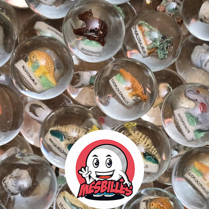 Le chameau, symbole de patience, de résistance et d’aventure, apporte un charme authentique à votre collection. Son allure tranquille donne l’impression qu’il est prêt à vous raconter mille histoires de dunes, de caravanes et d’horizons lointains… si seulement il pouvait parler.