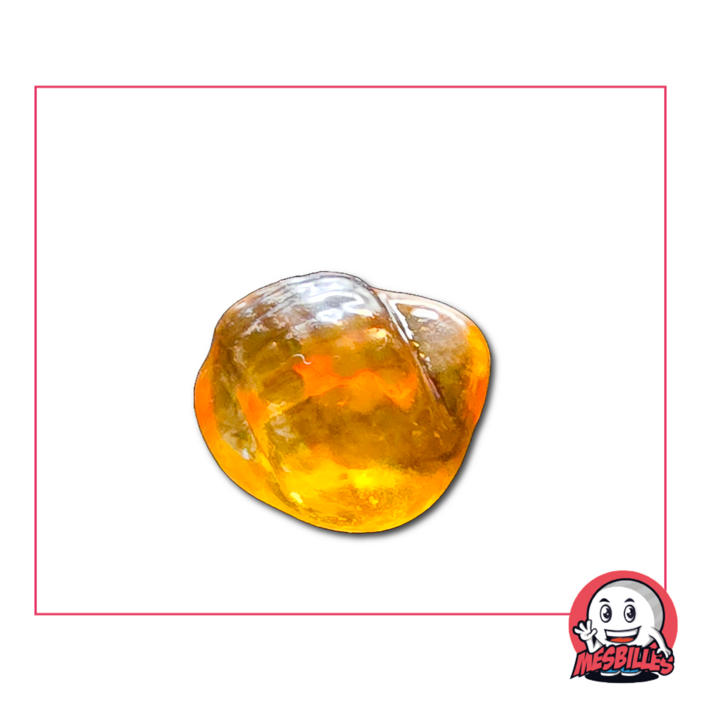 Foto de una canica Neptunea amarilla con forma de concha, translúcida, con reflejos ámbar, vendida por unidad en MisCanicas.