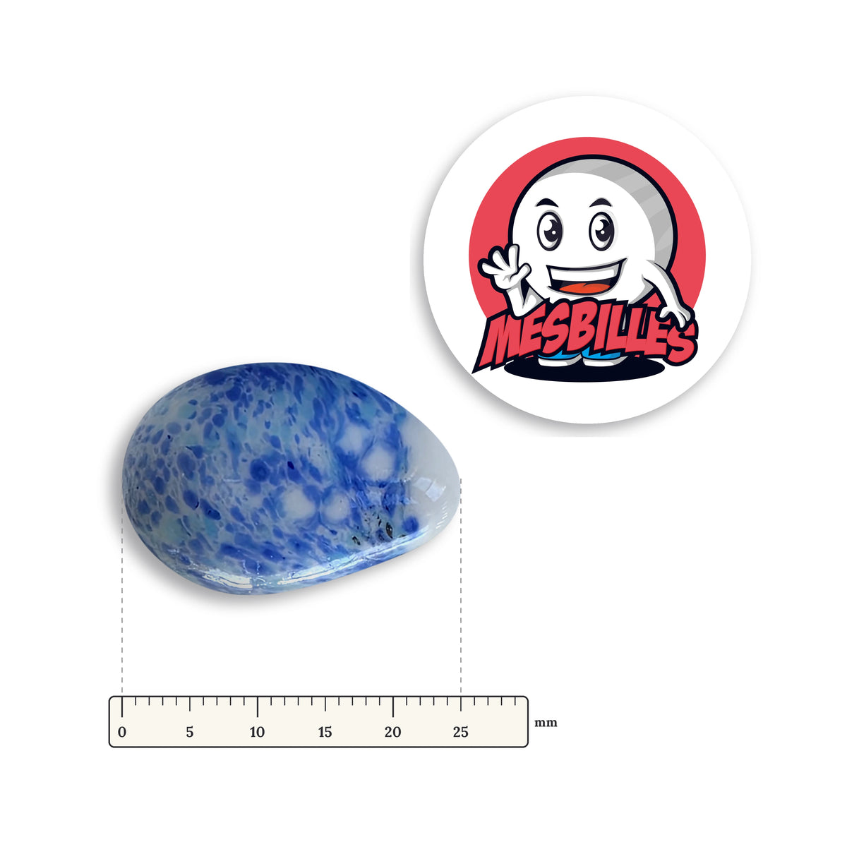 Bille Oeuf Blanc Moucheté Bleu couchée à côté d'une règle graduée, environ 25 mm de long