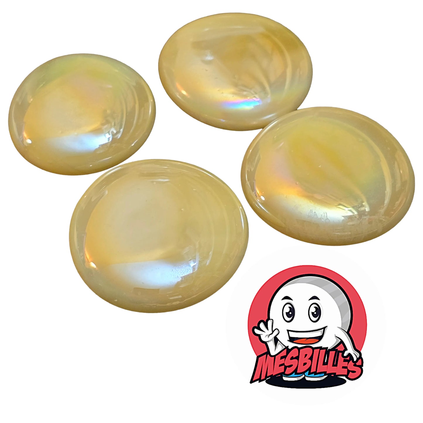 Une grande bille plate, également nommée Bille Galet en Verre, de la famille des Billes Glossys. Cette bille forme est ronde, légèrement ovoïde et mesure environ 3 cm de diamètre