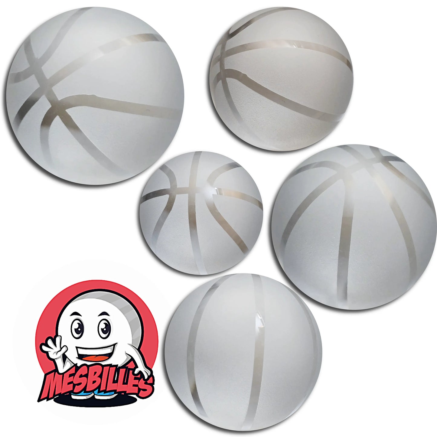 Avec ses 40 mm, elle a la taille parfaite pour être remarquée sans vous renverser la déco. Les lignes façon basket sont discrètes mais parfaitement visibles, donnant à cette bille un charme unique : un mélange d’esprit sportif et de zen givré.