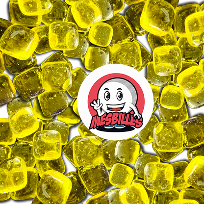 Primer plano de varias canicas Cuadrado Amarillo de 2 cm translúcidas, de cristal, vendidas por unidad en MisCanicas.