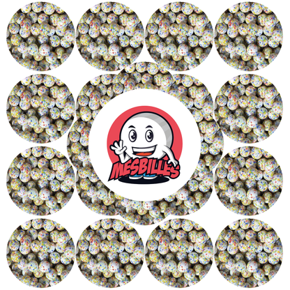 Imagen de la mascota MisCanicas rodeada de canicas blancas opacas de 16 mm recubiertas de fragmentos multicolores