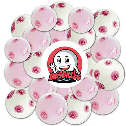 Mascota MisCanicas sobre canicas artísticas blancas artesanales de 22 mm decoradas con delicadas flores rosas, que simbolizan la frescura y la belleza efímera de la primavera japonesa.