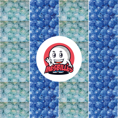 Imagen de la mascota MisCanicas rodeada de canicas Pepita de vidrio translúcido con destellos azules de 14 mm