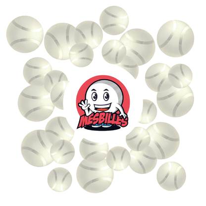 Primer plano de varias canicas Tennis Esmerilada de 30 mm en vidrio esmerilado blanco, con el logotipo de MisCanicas en el centro.
