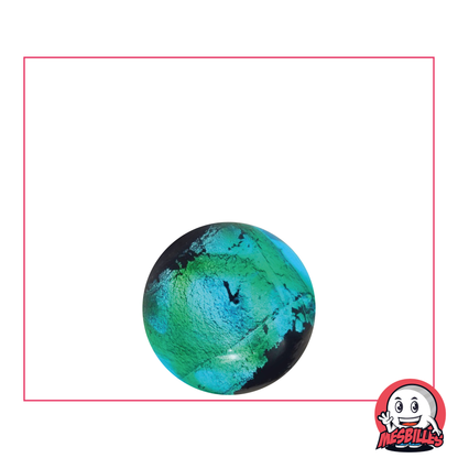 Canica Art Machu Picchu Turquesa 16 mm, canica artística de diseño, cinta metalizada sobre fondo negro.