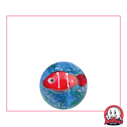 Canica Art Red Fish 16 mm, con los colores azul y verde del mar y un pez rojo dibujado