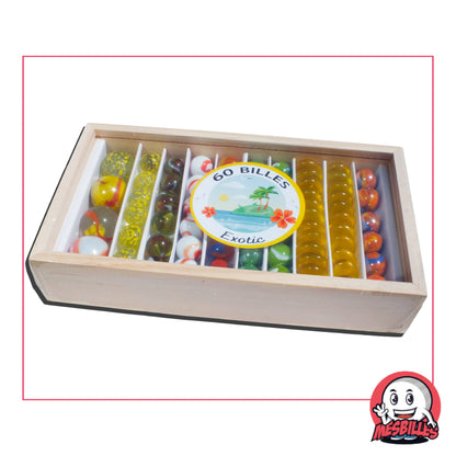 Coffret en bois contenant 60 billes aux tons exotiques (rouge, vert, jaune, orange), avec une étiquette représentant une île tropicale, des fleurs et la mer.